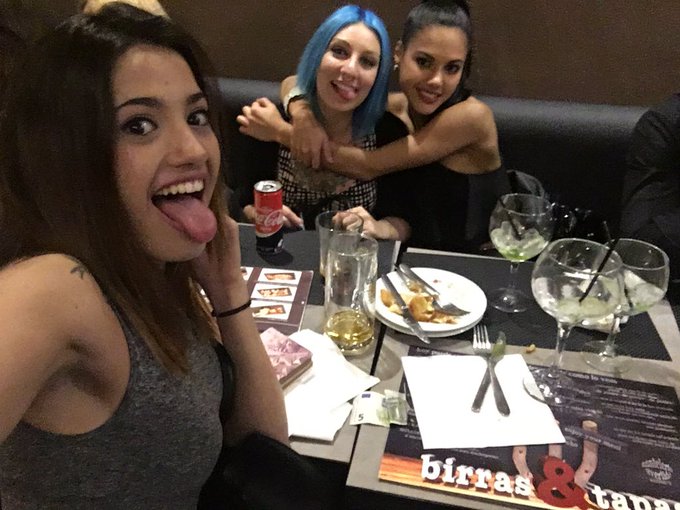 Ketchup ,mostaza y mayonesa y porque no hay m&aacute;s salsas eh @APOLONIAPORN Jajajajajajaja ??? https://t<a href="/tag/sister"class="tags"><span>#sister</span></a>