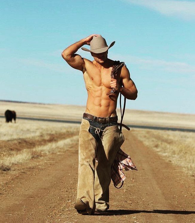 AdoteUmCara's tweet photo. E hoje é dia de saldão de cowboys! Quem vai perder? #cowboy #lovecowboys #adoteumcowboy #sexy #mundocountry #voulaç… https://t.co/8fZoVHYaYw