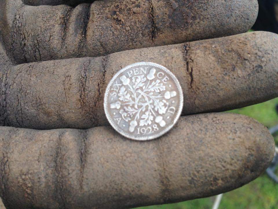 wooltondetect's tweet photo. Minelab does it again with the silver. Quiet day only this and an old 50p #metaldetecting https://t.co/WA0SdQGd9v