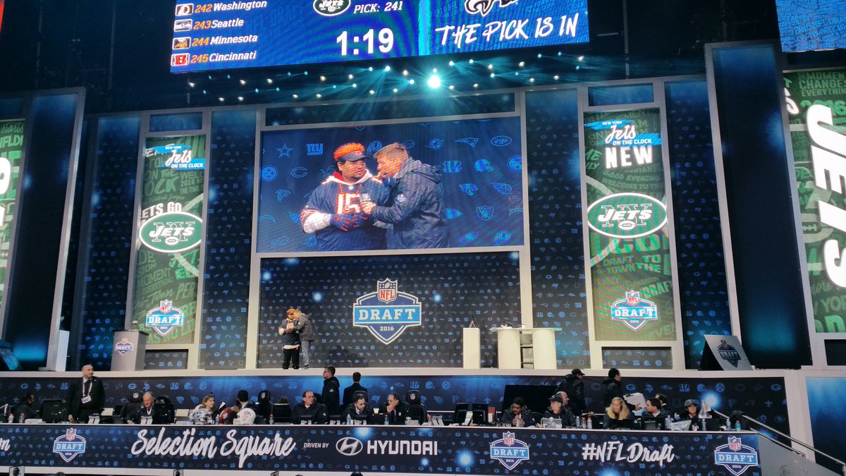 JohnDigles's tweet photo. Rocking in the rain at #SelectionSquare. CHICAGO is #DraftTown! https://t.co/1sKg2mulDz