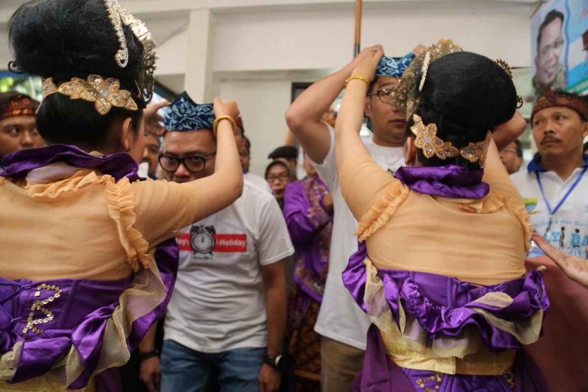 KemnakerRI's tweet photo. Menaker @hanifdhakiri &amp; Walikota Bandung @ridwankamil Pakai Totopong/Iket Kepala Khas Sunda Sebelum Memulai Acara. https://t.co/zzEWTgJ31O