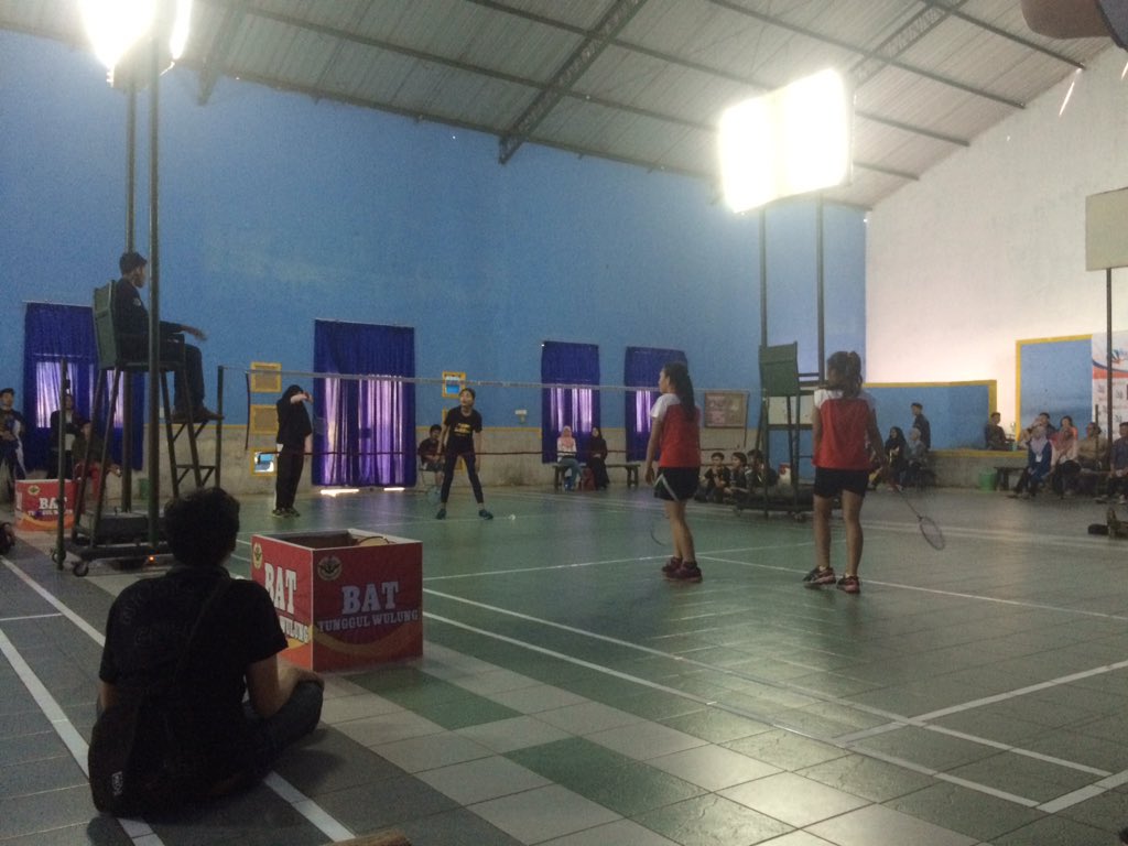 emsi_ub's tweet photo. [LIVE REPORT] pertandigan semifinal telah berlangsung tim ganda putri tim SI 2015 melawan tim SI 2014, ayo ramaikan! https://t.co/jv55rh2RTe