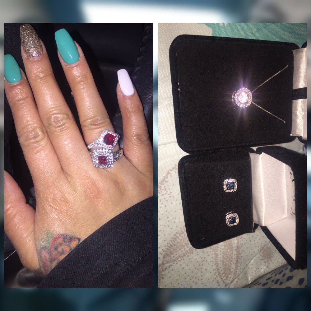 VCoco__'s tweet image. I thought about diamonds today🤔Then got up and bought diamonds. #diamondtherapy #nolie #frfr 💎👌🏽😂