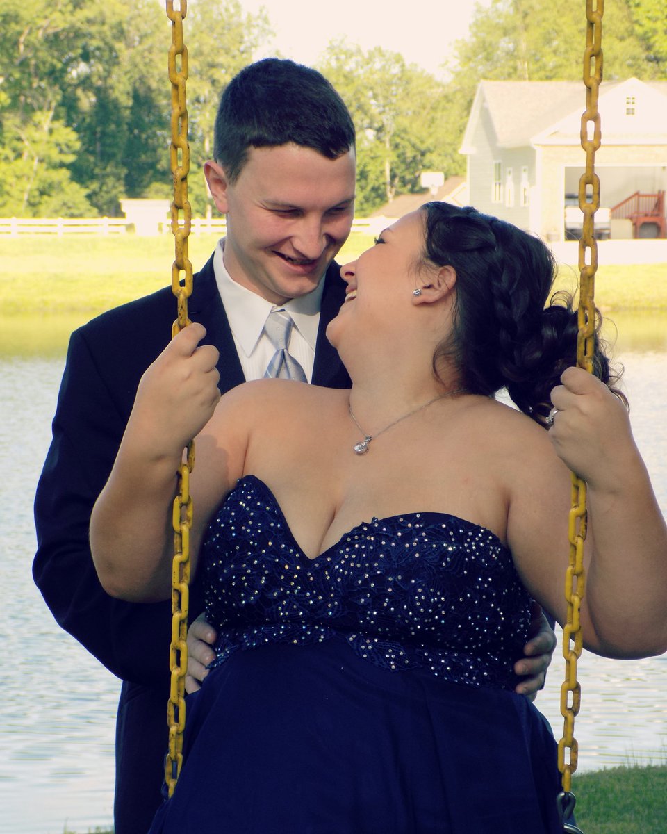 virginiapaigee's tweet photo. #CvHSProm2016 will go down in history as one of my best nights ever ❤ #onehotmomma #onehotdaddy https://t.co/Jkk1muAmcv