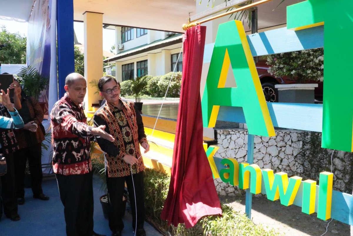 TheOfficialFMB's tweet photo. Sudahkan Kantah dan Kanwil memasang logo neon sign sbg ciri khas kantor @atr_bpn ? https://t.co/RxhIYreFRd