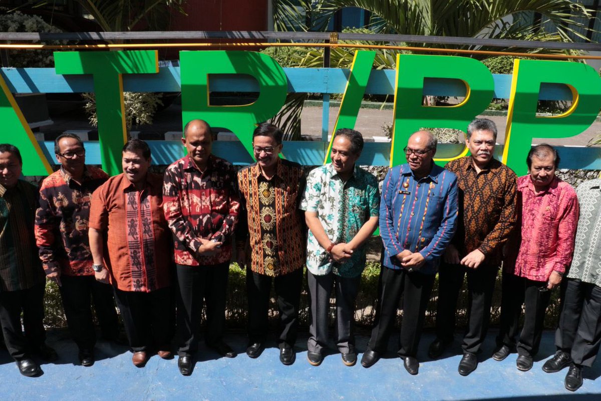 TheOfficialFMB's tweet photo. Sudahkan Kantah dan Kanwil memasang logo neon sign sbg ciri khas kantor @atr_bpn ? https://t.co/RxhIYreFRd