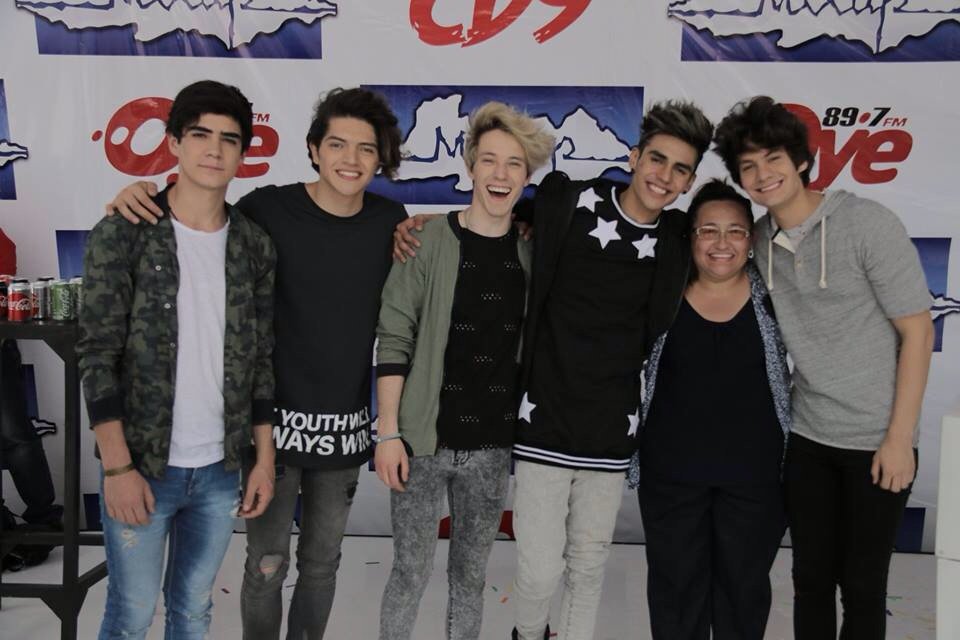 SoyDanielaglz's tweet image. Mi mama ❤️ una #codermom #CD9GuinnessWorldRecords #CoderCamp