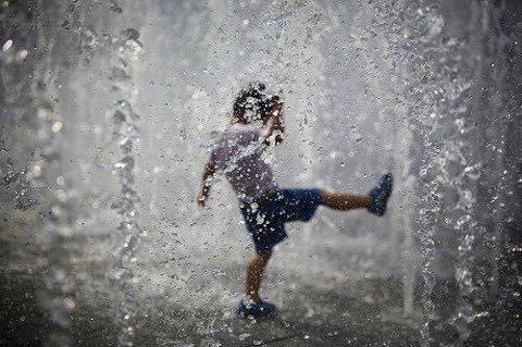 AbdElrhmanEtraf's tweet photo. كُنْ كالمَطر .. إذا أقبل استبشَر الناسُ به .. وإذا حَط نفعهم .. وإذا رحَل ترك أثراً فيهم .. وإذا غَاب اشتاقوا إليه. https://t.co/M5dndACFMs