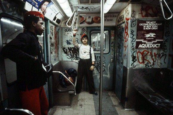 Ario Sur Twitter 1980年代 ニューヨークの地下鉄が最も危険な公共機関だったころの写真 T Co Rwmrkvwiyk この後 1 とにかく落書きを消す 2 器物の破損を直す 3 ゴミを無くす ことで治安が大幅に改善したそうです T Co 1osngabyqu Twitter