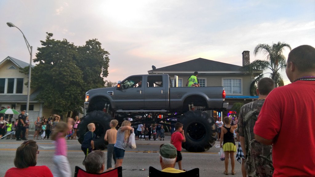 rileyisokay's tweet photo. Ever wondered, "what's #Florida really like?" This photo from the #DesotoParade sums it up pretty well. https://t.co/cqDovOn9Z5
