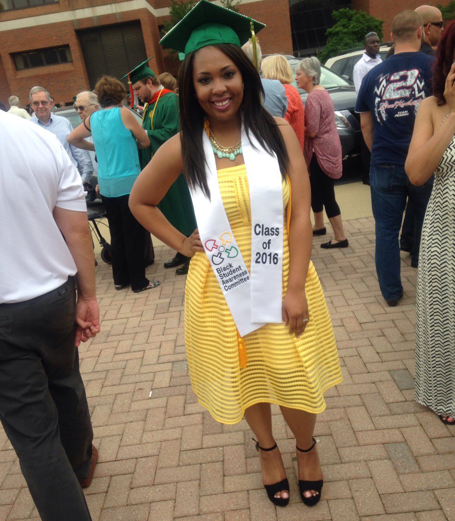 jastinnn__'s tweet photo. #UAB 🎓🐲💛💚 https://t.co/rm9nb4GQmL