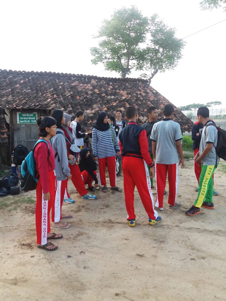 Jalan sehat dan penanaman mangrove dlm rangka hardiknas <a href="/bupati_rbg/">Abdul Hafidz</a>
