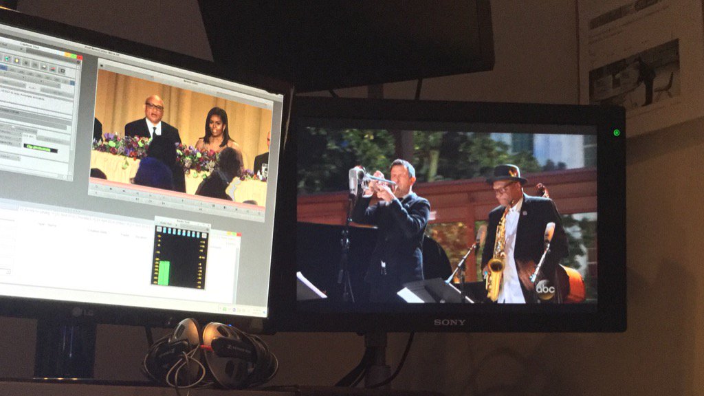 ZDFwashington's tweet photo. Links: Michelle Obama beim #Nerdprom, rechts: Trompeter Till Brönner beim #JazzDay im Weißen Haus #zdfleaks (lw) https://t.co/0LmpLs4WGs