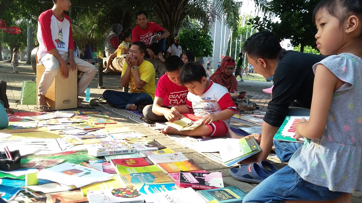 Now!!! We are here, at taman Blambangan. #literacycampaign #pantangtanyasebelumbaca @nurongnurong @RumahLiterasiku