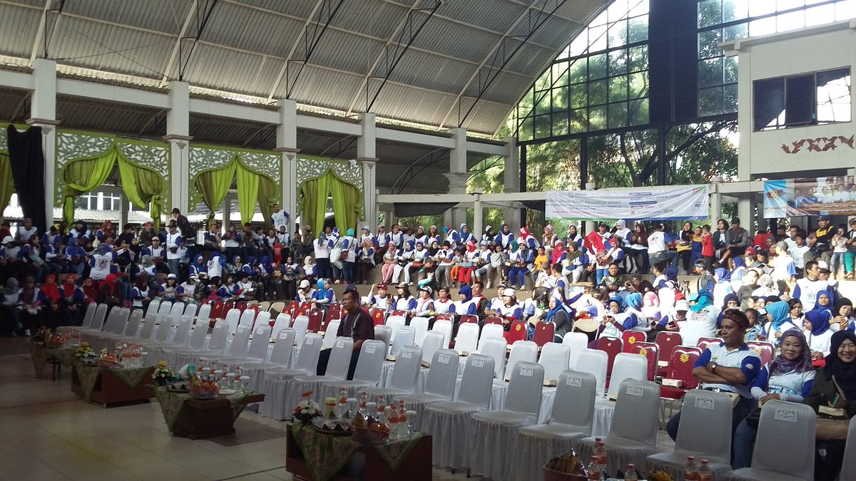 Persiapan peringatan May Day 2016 di Padepokan seni mayang sunda
