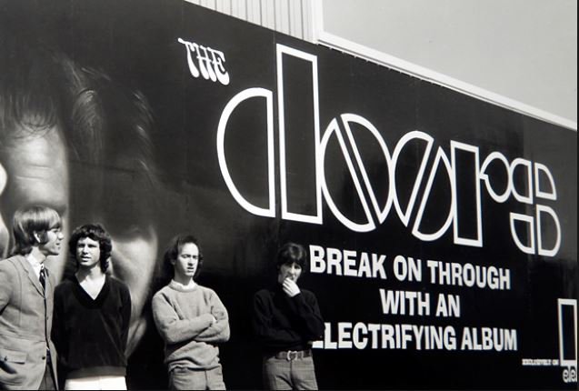BettingSitesCom's tweet photo. The Doors help set up a promotional billboard at 8171 Sunset Blvd, California, to plug their first LP in 1967 https://t.co/0fUp9WpkoW