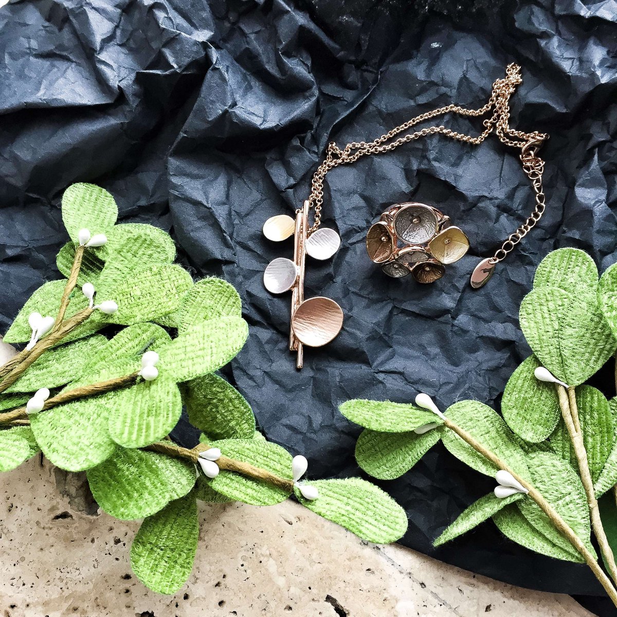 fstnyc's tweet photo. Organic tones plus foliage – a timeless combination. https://t.co/WnYzavS82g
