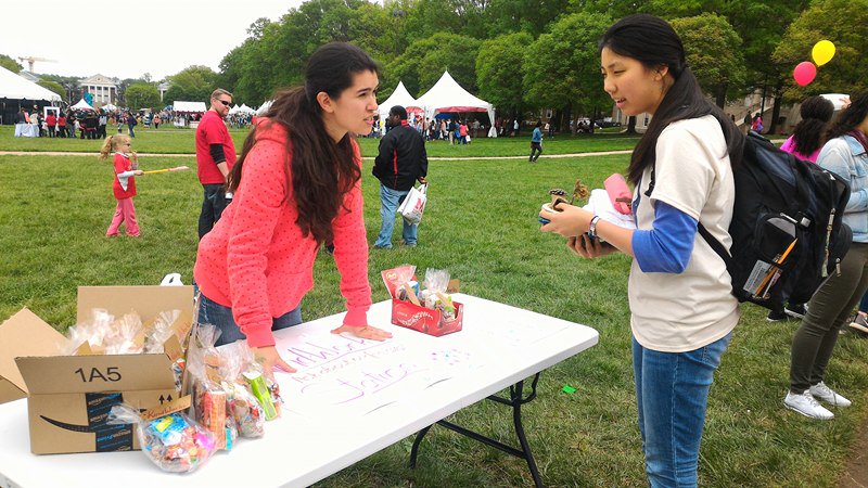 KindWorksCares's tweet photo. It was a great #MarylandDay - gave out free hugs and care packages! #UMD #love #friendship Stay tuned for more! https://t.co/6FWkjSPXSR