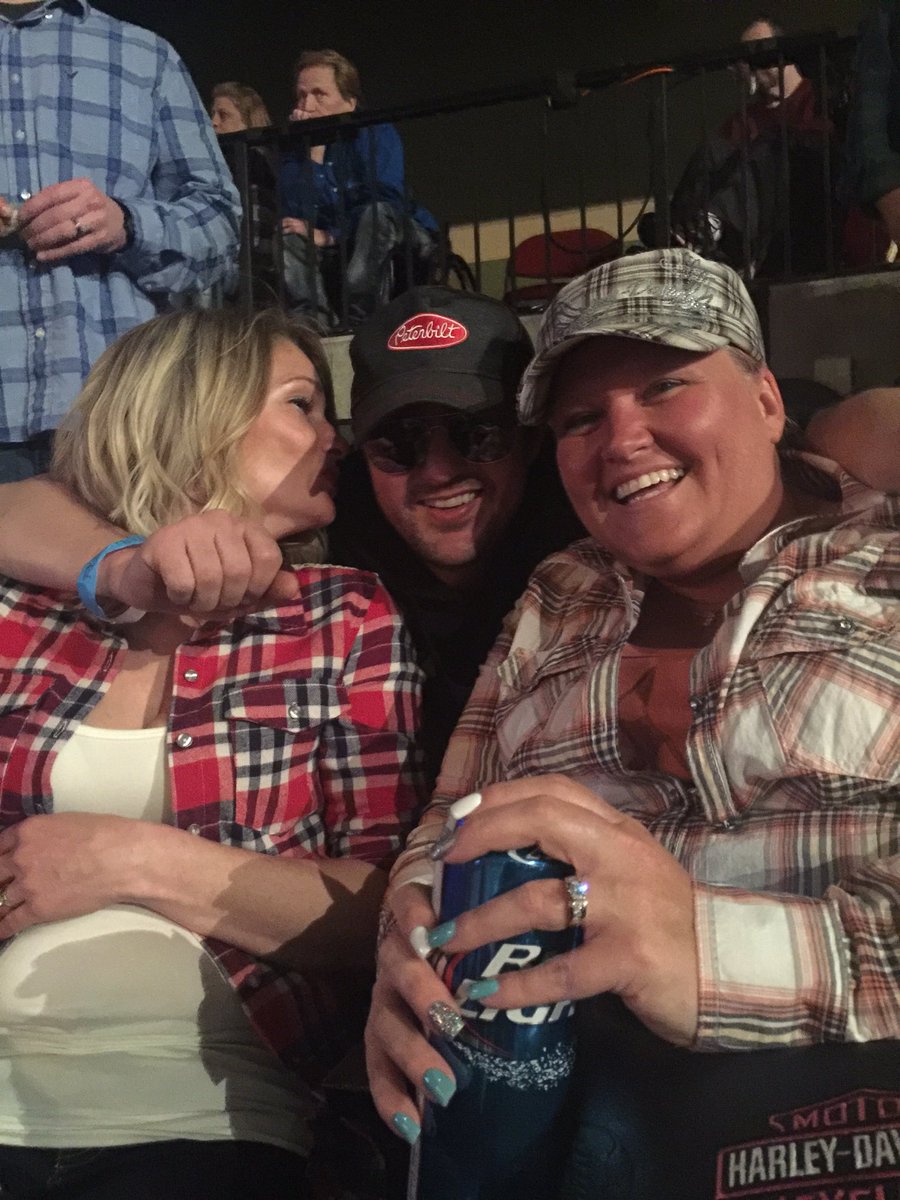 AnneHagedorn's tweet photo. #keepinitcountry #alanjackson #EricChurch  #siouxcity https://t.co/M6UmMa7fyY