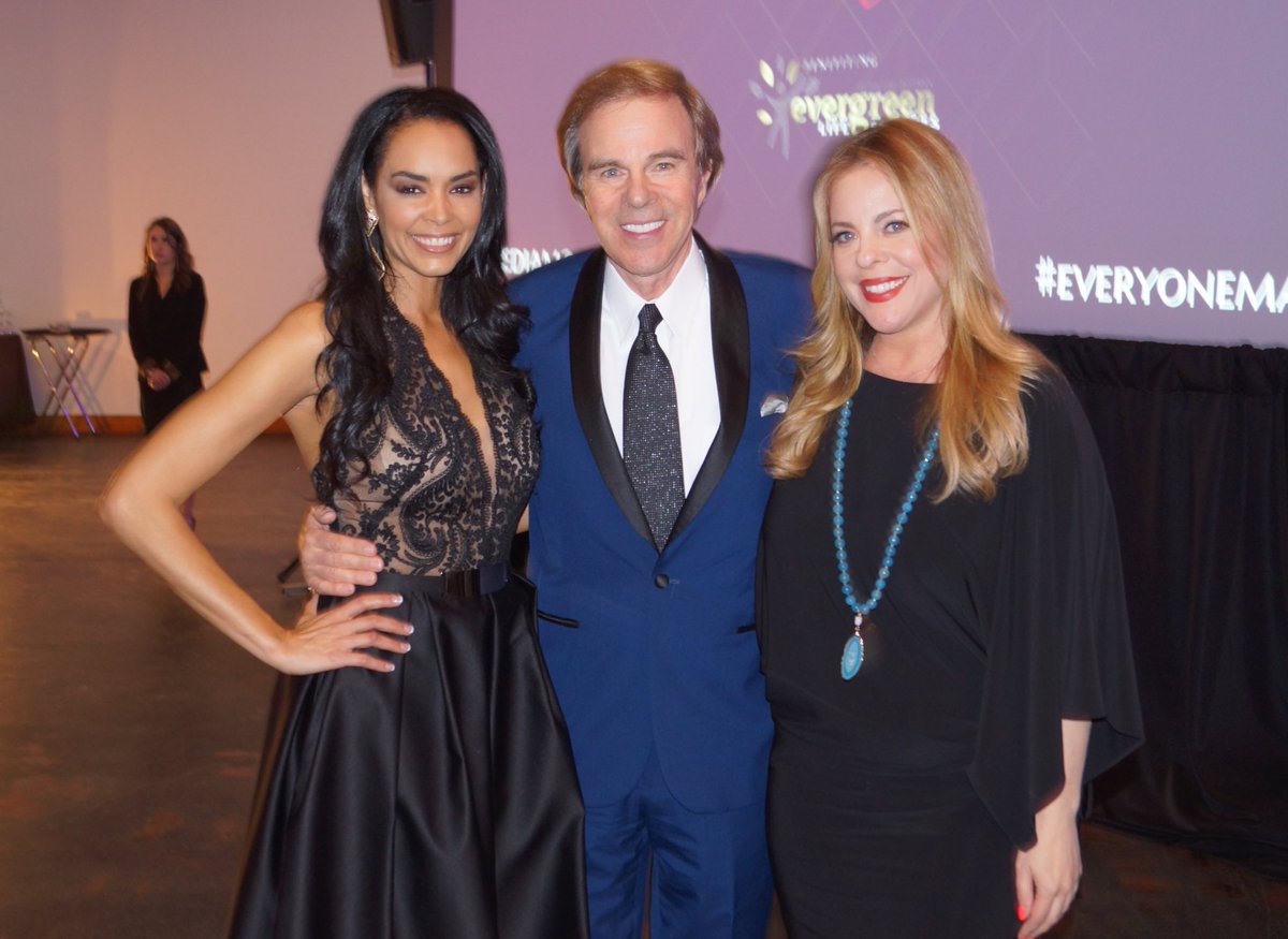 TheDiamondGala's tweet photo. The presentation is about to begin. @DawnNeufeld @AmyVanderoef @murray_media are all smiles for this great cause. https://t.co/7oLvCySXTH