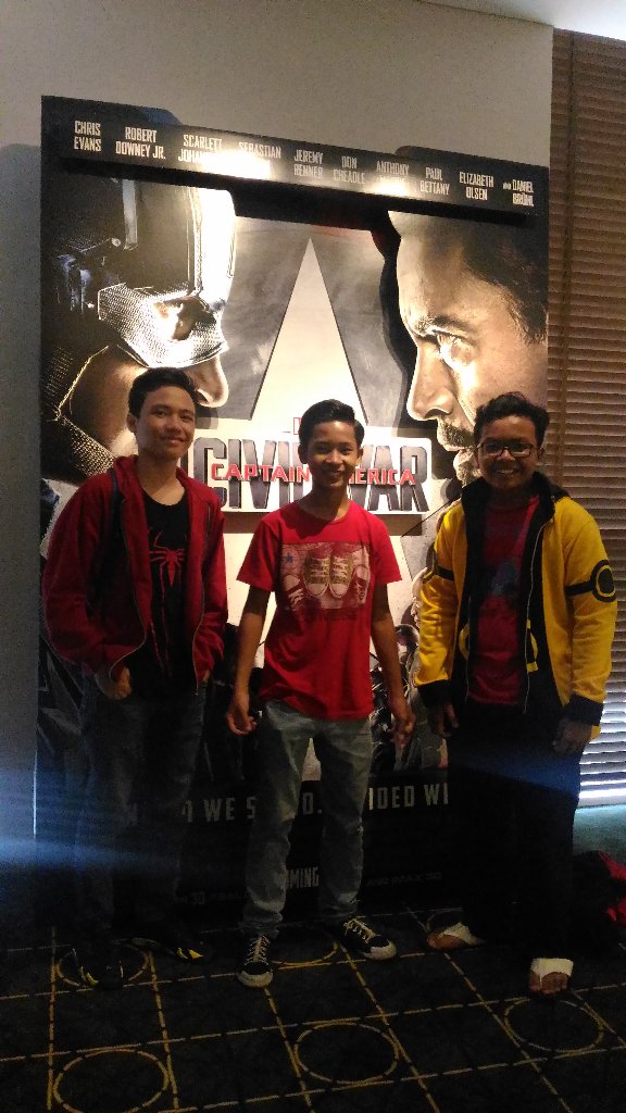 r_haanz's tweet photo. Captain america civil war 27april2016 #teamcap 🎦🎬🔵🆚🔴 https://t.co/xdRdEjkEXP