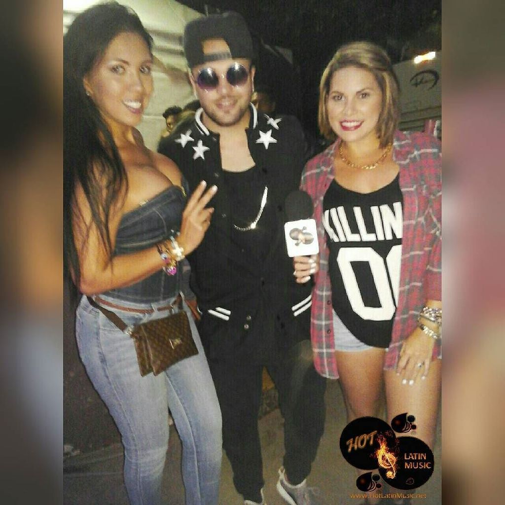 hotlatin_la's tweet photo. Que mala vida se da @isaacthehitboy con nuestras @gcolmenarez7 y @danielleesis no? Hoy en … https://t.co/wXHJfZiQm9 https://t.co/uMsHQStSuE