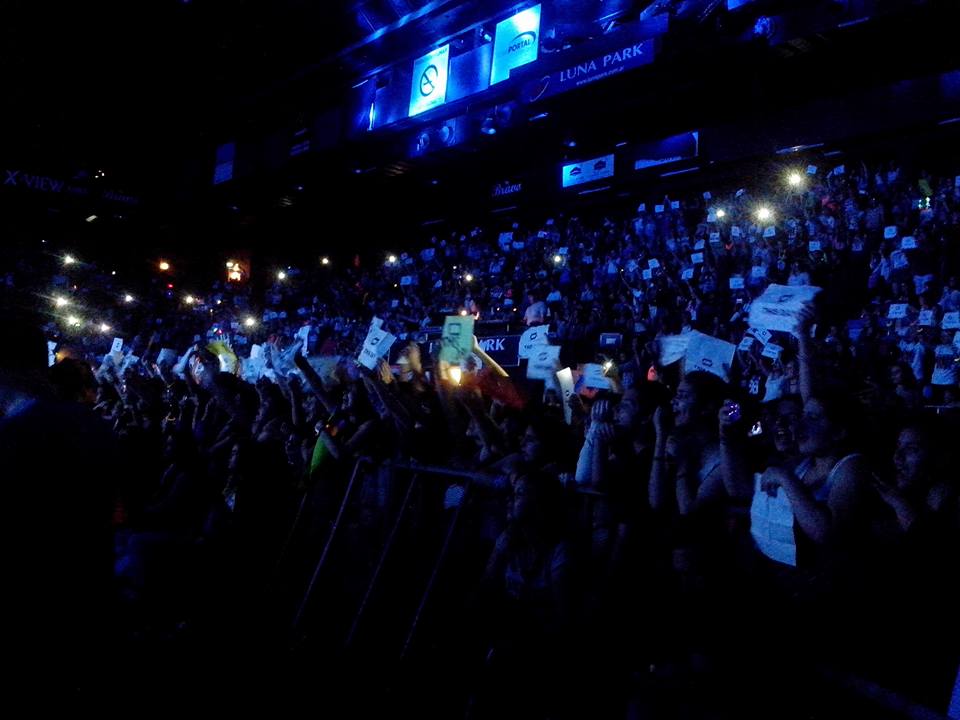 AwwsR5's tweet photo. Cuando duden de que R5 no tienen fans primero vean estas imágenes https://t.co/KIa18BCd8h