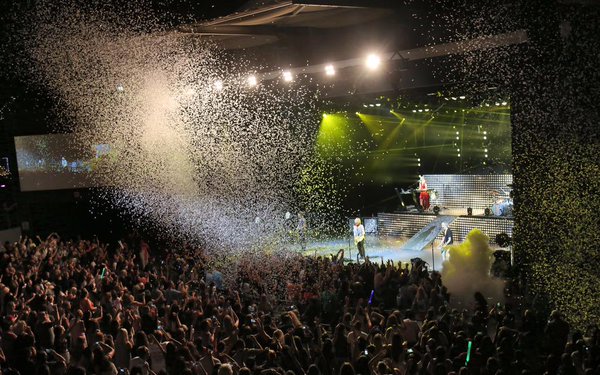 AwwsR5's tweet photo. Cuando duden de que R5 no tienen fans primero vean estas imágenes https://t.co/KIa18BCd8h