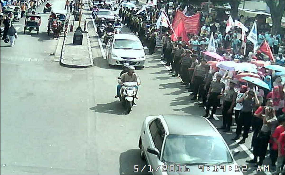 JogjaUpdate's tweet photo. #jogja | 09.19 suasana #mayday di depan DPRD jl malioboro https://t.co/8jqnIRn1Vi