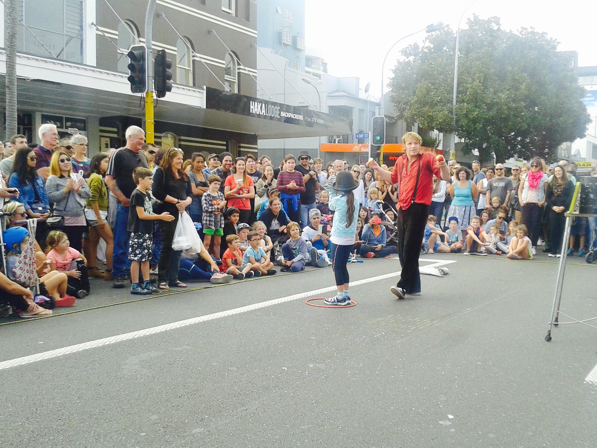 AklTransport's tweet photo. Street performers drawing big crowds at #OpenStreetsAKL https://t.co/kanqTlyjYR