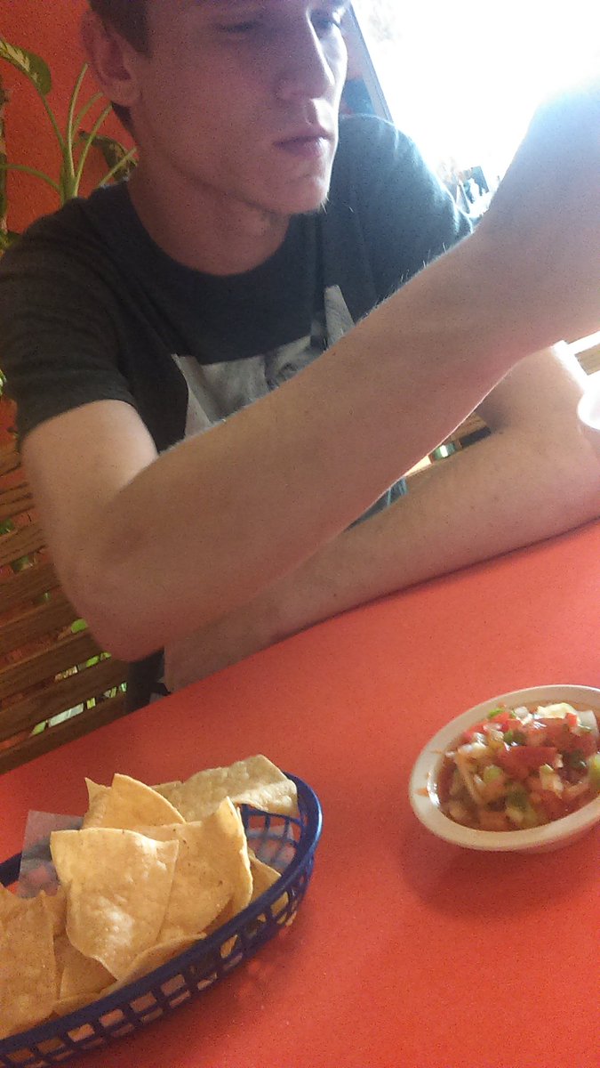 justina_rain's tweet photo. dinner date ❤ https://t.co/AxcTBEV8RG