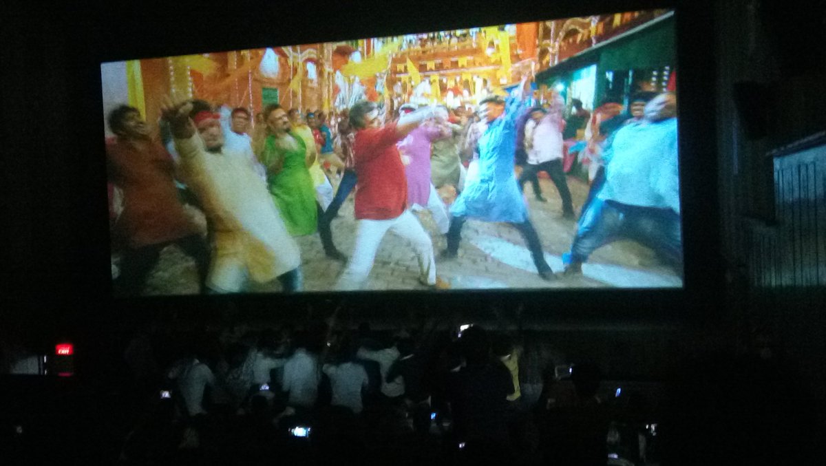 virgin_off's tweet photo. Fans celebration... #Vedalam special show... 💃💃😍😍🎇🎉🎆🎊
#HBDDearestThalaAjith https://t.co/aRlnJCPNQW
