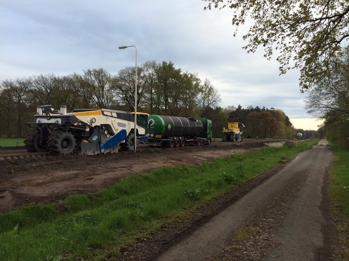 Start aanbrengen schuimbitumen Oostweg <a href="/Gem_Enschede/">Gemeente Enschede</a> samen met @schuimbitumen <a href="/Freesmij/">Freesmij</a> @EshaInfra door <a href="/heijmansnl/">Heijmans</a>