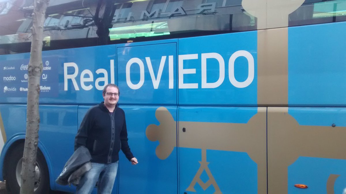PJ_segundo's tweet photo. @RealOviedo Salir del hotel y encontrarse el autobús en la puerta. Vamos!!   #GanarAlCordoba https://t.co/2aIOzkoAfX