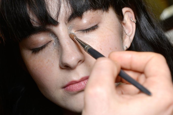 #Glitter tears will hide your under-eye circles trib.al/lf1jlny