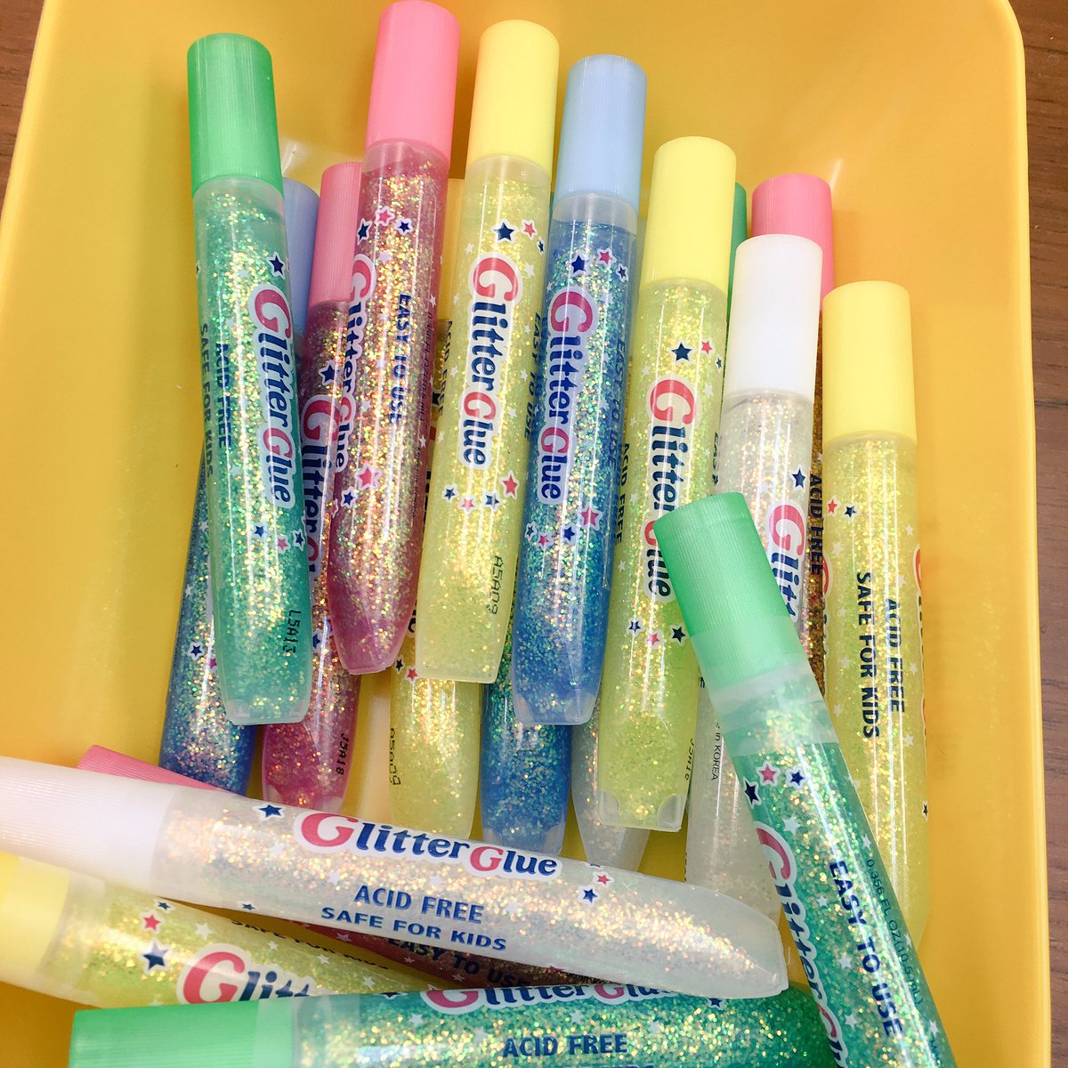 ট ইট র 文具と雑貨の店 トナリノ キラキラのり 入荷しました 小さな頃遊んだことがある方も多いでしょうか 今も小学生に好評です 下敷きにのりで絵を描いて 乾かして 剥がしてと謎の遊びをしたり お手紙などをデコレーションしたり楽しみ方もいろいろ