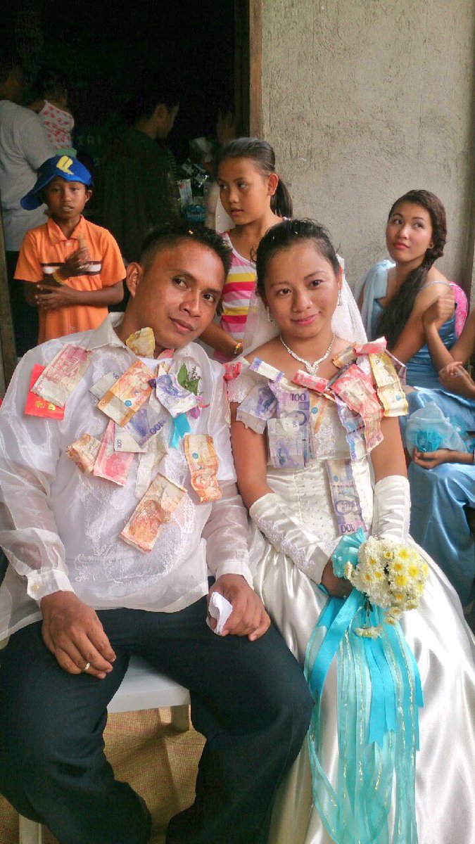Fiwc関東委員会 フィリピンの結婚式は新郎新婦にお金をくくりつけるんです 大好きな2人が結婚して幸せな気持ちになりました