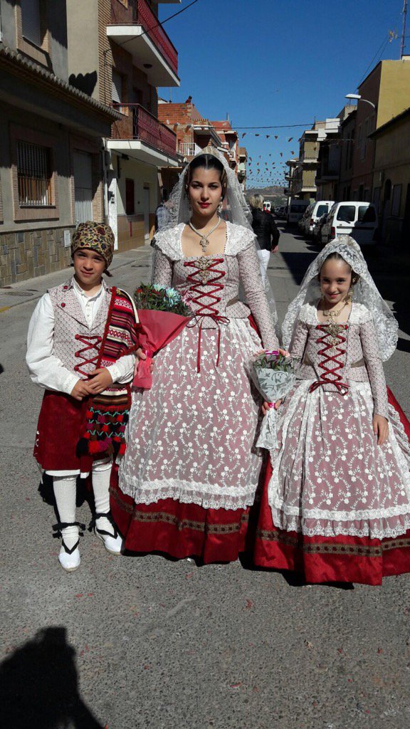 Fallamercat's tweet image. Els nostres representants han volgut participar en l'ofrena del Barri Sant Josep!