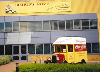 BishopsMove_'s tweet image. Look out for historic vehicles stopping in #Crawley on their way to Brighton. Can you spot Bishop's Move? #HCVS