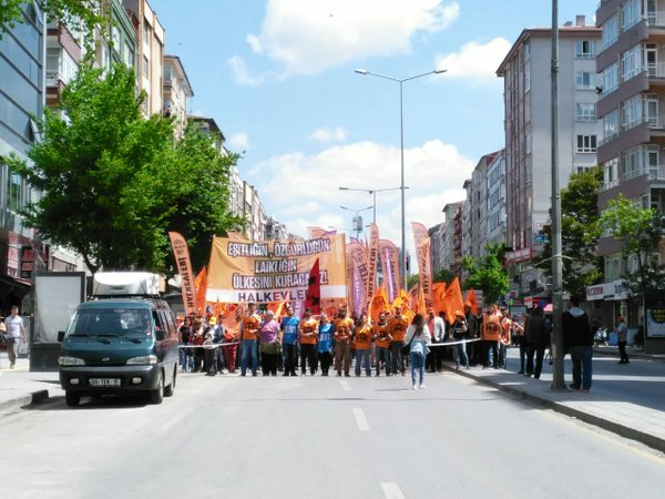 Ankara'da Halkevleri güvenlik zinciriyle korteji oluşturdular #Yaşasın1Mayıs