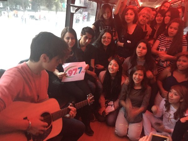AndyAL2004's tweet photo. #PartyBus977 @AbrahamMateoMus Está llenando de besos y abrazos a sus fans 😘😍💋 #Soy977 Y asi se vivió este gran dia❤ https://t.co/QEz1otM7O9