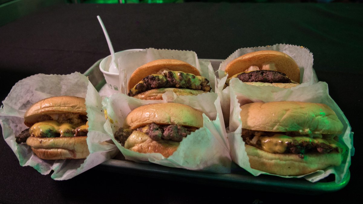 Vegas's tweet photo. Grubbing on the comfiest food at the Comforts &amp; Classics Affair for #VegasUncorkd @DTContainerPark in #DTLV https://t.co/qEEfay3NMC