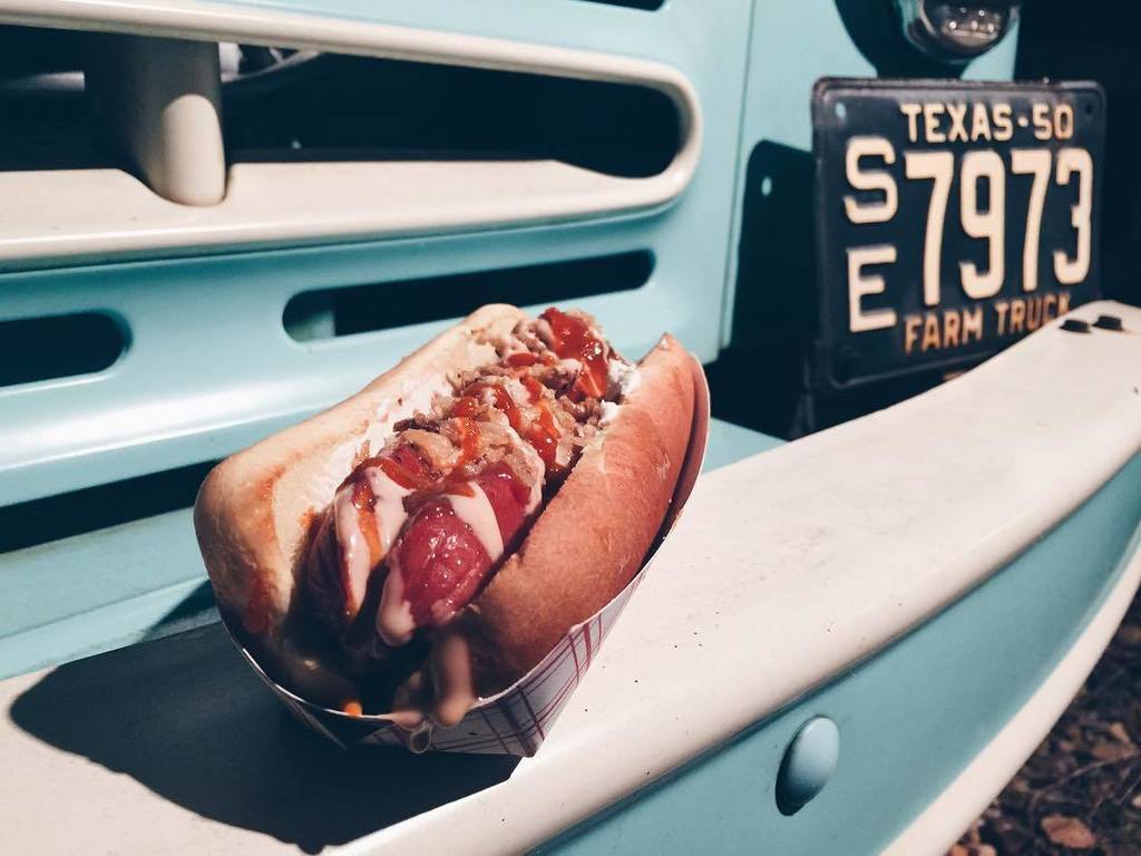 jemelagulto's tweet photo. Yo-Yo's Hot Dogs. 📷👰🏻🎩 #GQSayIDo #ActingAgulto #AgulToGo #OutfitOfTheDay #OOTD #Selfie #Le… https://t.co/IL5iL8E4HS https://t.co/K1wD6vDijQ