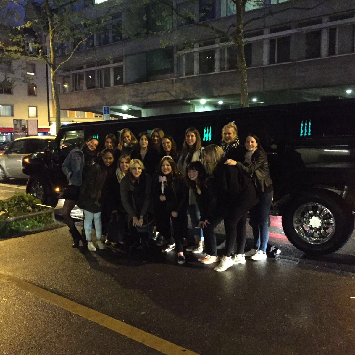 kuhnrobert's tweet photo. Ausgang in Zürich mit dem einzigen, echten H2 Hummer 3-Achser. #Zürich #Schweiz #Hummer #3Achser #Kiwilimo https://t.co/IBkbi1FlfG