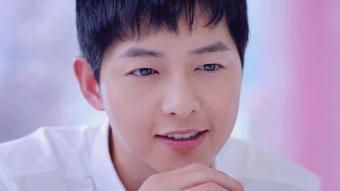 TheAnnyeongOppa's tweet image. Whenever i see @BaskinRobbins 

"i don't know what's delicious, the product or the endorser"