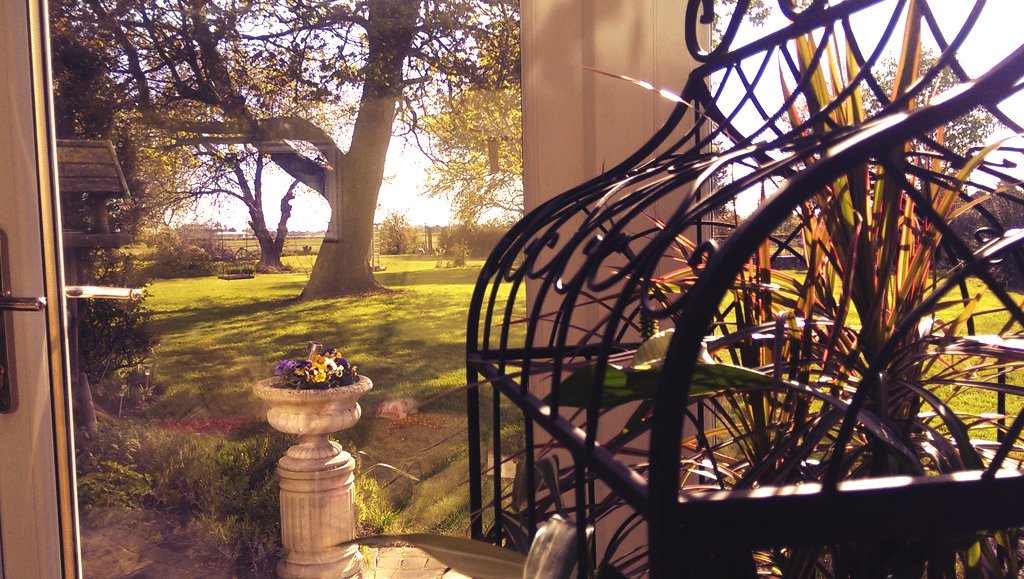 TobyLaurence's tweet image. Top day filming yesterday @TaleSmugglers @LydiaLakemoore @ArmanMantella! Views from our beautiful country lodgings.