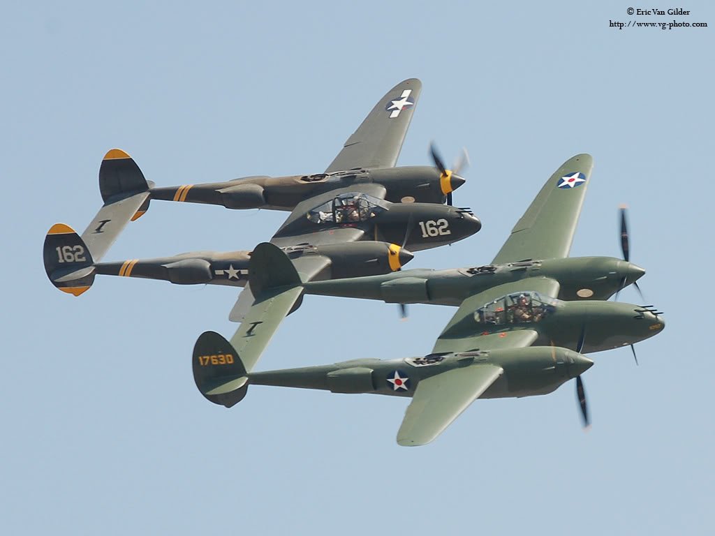 腹 ロッキードp 38ライトニング双胴形式が特徴の双発戦闘機同時期の双発戦闘機が単発戦闘機に対抗出来ない中唯一対等に渡り合うことが可能600km Hという高速と重武装が持ち味戦争初期は不利な格闘戦に挑んだことで日本から ペロハチと呼ばれた