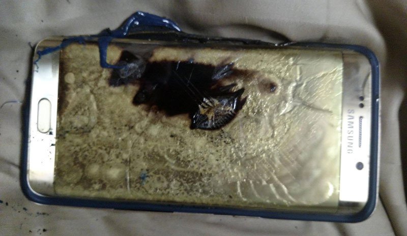 самсунг ноут 7 взорвался. вздутый аккумулятор телефона взрыв. последствия взрыва телефона в руках. айфон сгорел. сгоревший планшет.