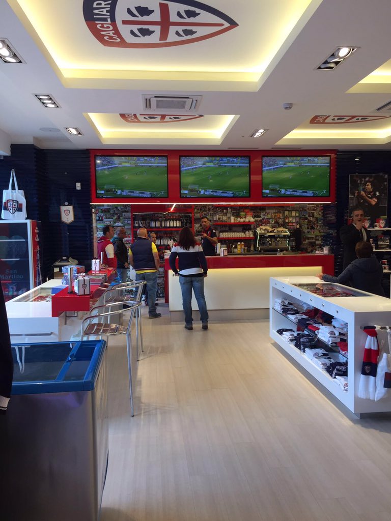 CagliariCalcio's tweet photo. Anche al #Cagliari1920Store del Largo siamo pronti per #SantEfisio2016 😉👌🏼 https://t.co/xvHnNnCpGj
