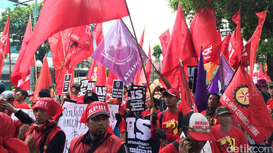 Di Riau, May Day  Diperingati dengan Panggung Hiburan dan Jalan Santai detik.id/VhLQp3